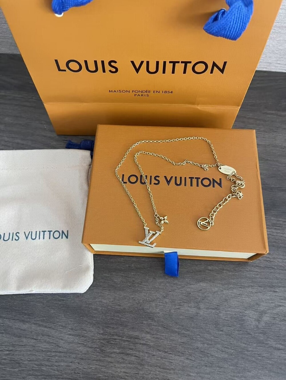 Louis Vuitton LV Iconic Necklace - Picture 2 of 10